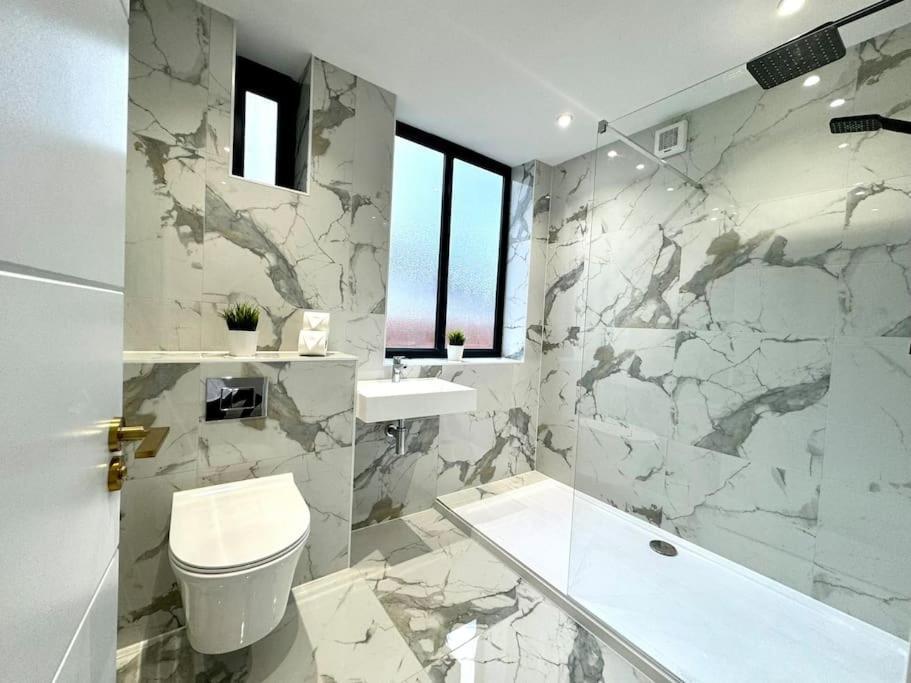 Massive 3 Bedroom - Ground Floor - Near The Beach! ボーンマス エクステリア 写真